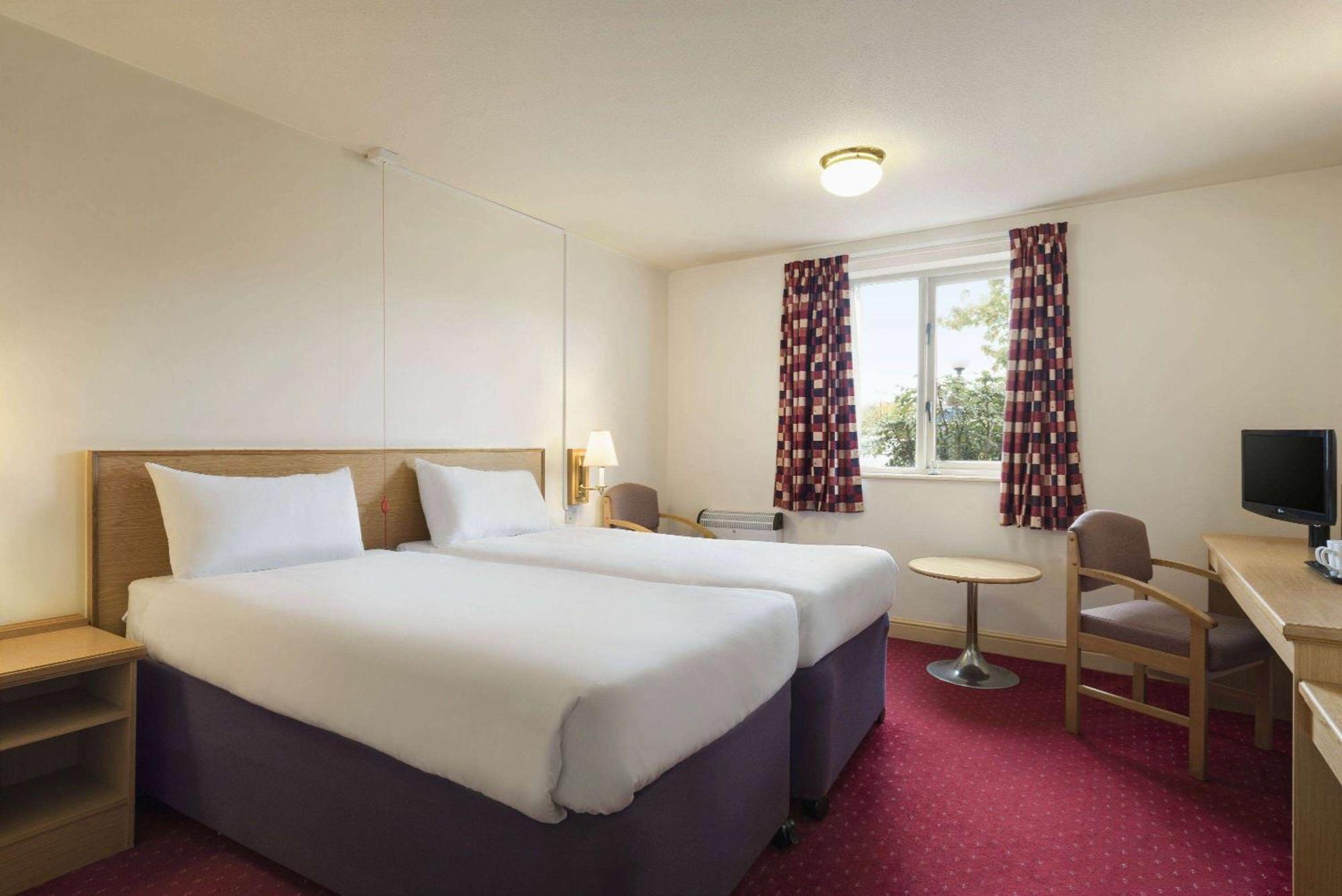 Days Inn Tewkesbury Strensham Dış mekan fotoğraf